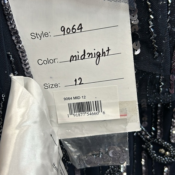 Mac Duggal 9064 NWT EMBELLISHED CAP SLEEVE FAUX WRAP TRUMPET GOWN - Picture 10 of 10